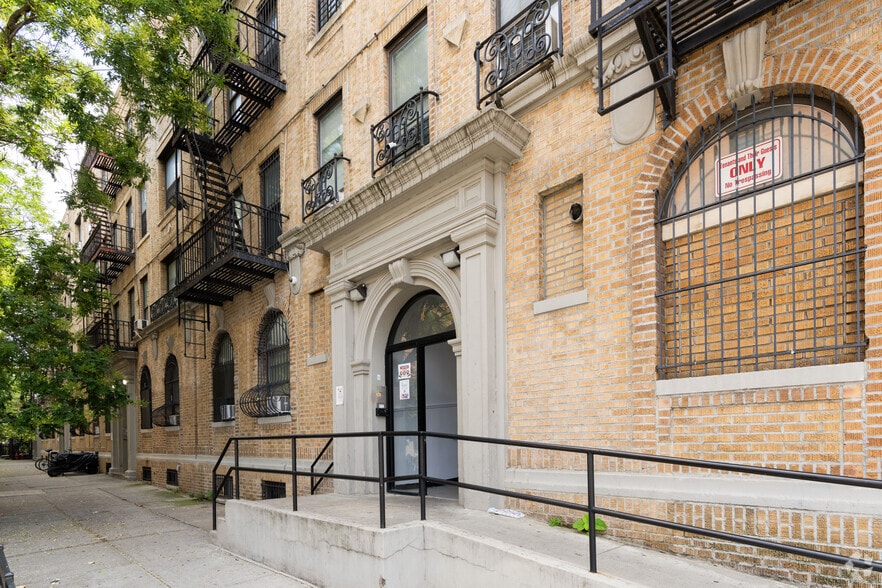 4 Vernon Ave, Brooklyn, NY à vendre - Photo du bâtiment - Image 3 de 4