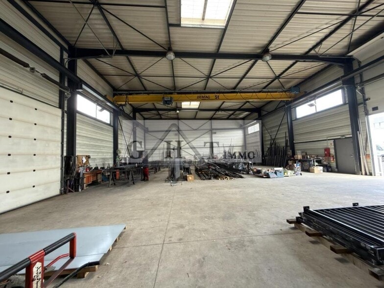 Industrial in Saint-Pierre-du-Perray for lease - Interior Photo - Image 2 of 12