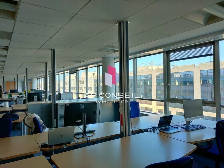 Bureau dans Montigny-le-Bretonneux à louer - Photo du bâtiment - Image 2 de 5