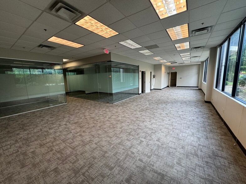 2031 Nelson Miller Pky, Louisville, KY for lease - Building Photo - Image 3 of 14