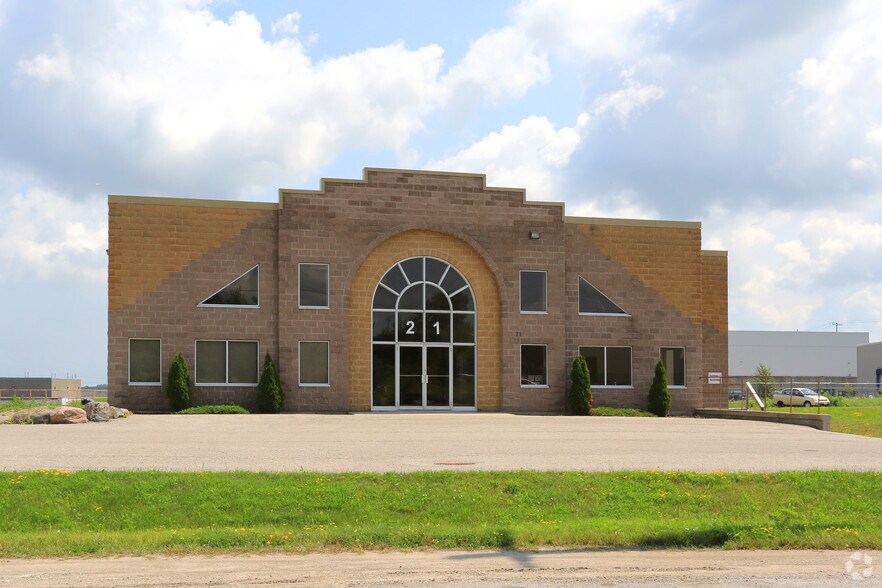 21 Hooper Rd, Barrie, ON à vendre - Photo du bâtiment - Image 2 de 3