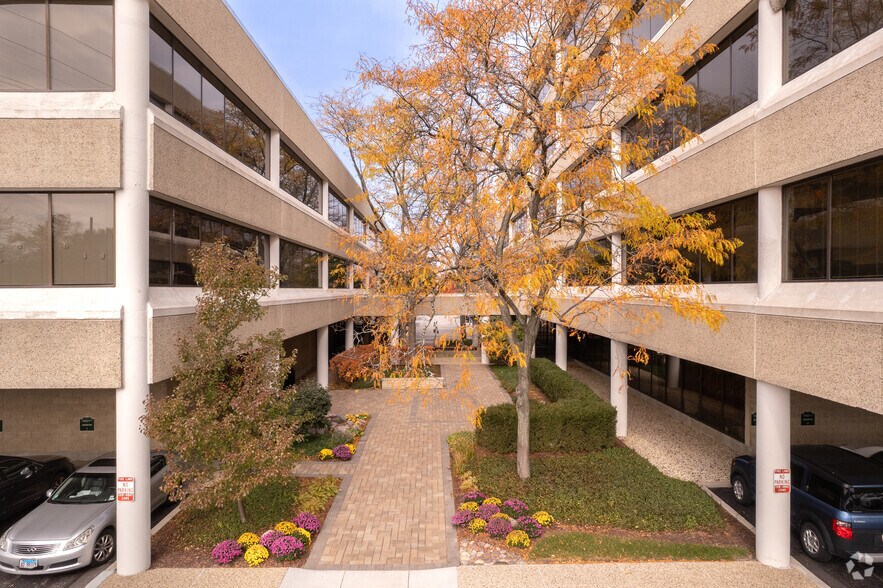 Northfield Plz, Northfield, IL à louer - Photo du bâtiment - Image 3 de 22