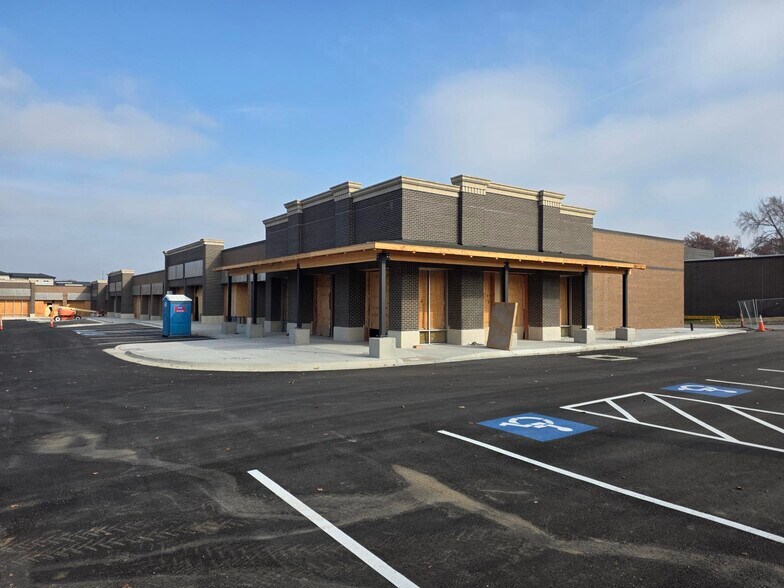 7405-7471 Quivira Rd, Shawnee, KS à louer - Photo du bâtiment - Image 3 de 9