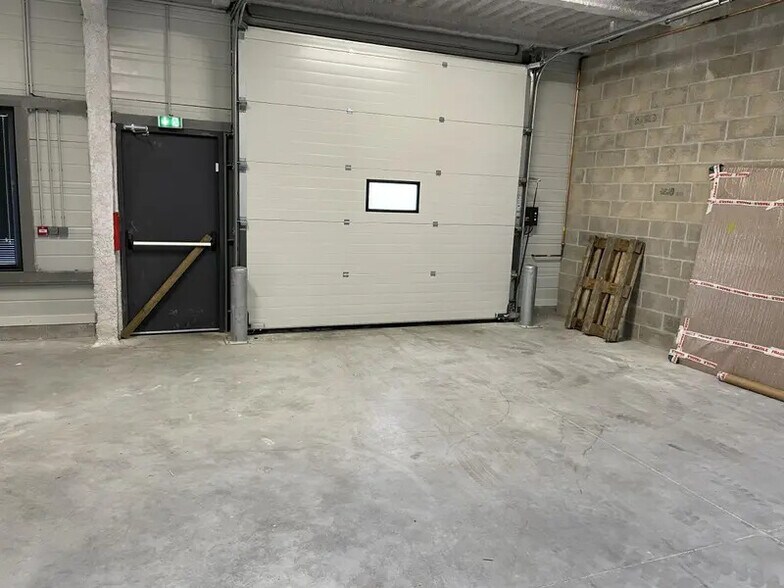 Flex in FRÉPILLON for lease - Interior Photo - Image 2 of 8