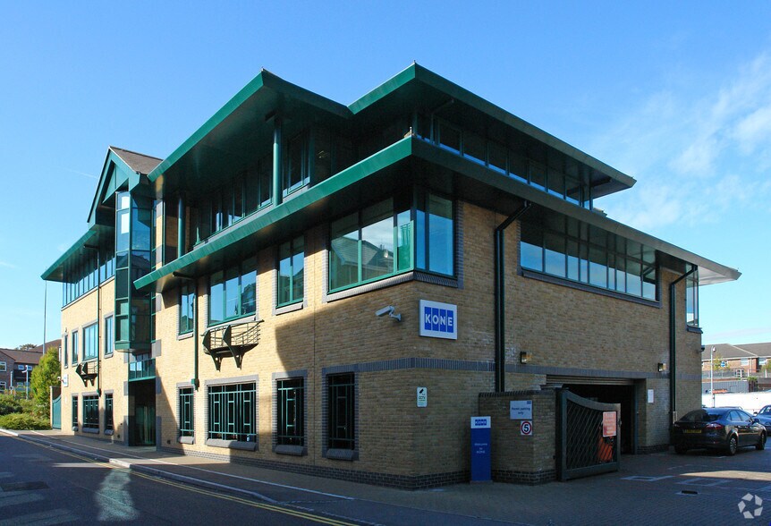 Fox Ln N, Chertsey à louer - Photo du bâtiment - Image 2 de 2