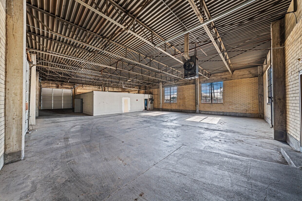 657 Ruby Ave, Waco, TX for lease Interior Photo- Image 1 of 24