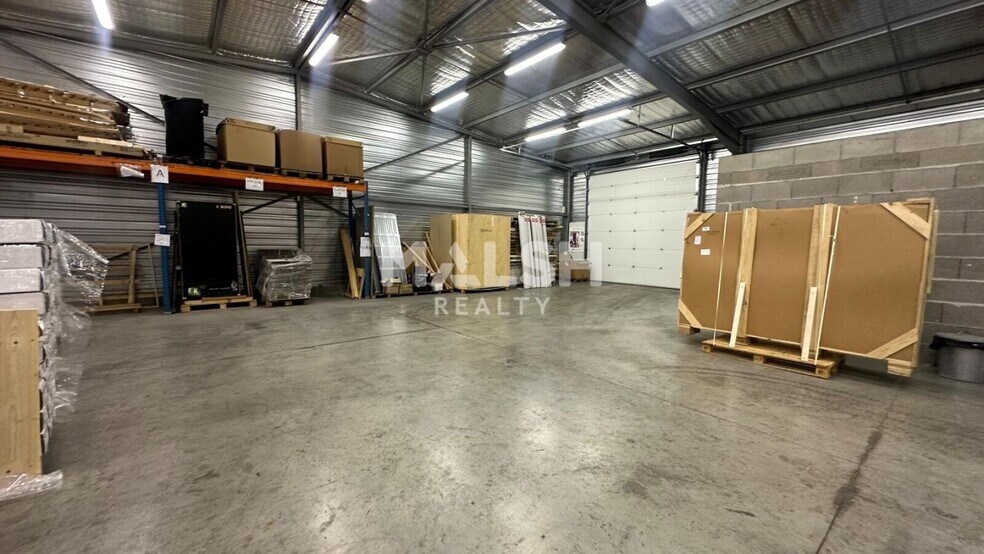 Flex in Saint-Georges-de-Reneins for lease - Interior Photo - Image 1 of 15