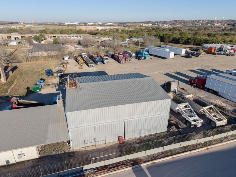 7765 Fm 482, New Braunfels, TX à louer - Photo du bâtiment - Image 2 de 14