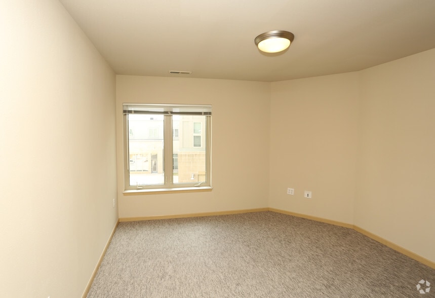 141 Main St, Racine, WI for sale - Interior Photo - Image 2 of 27