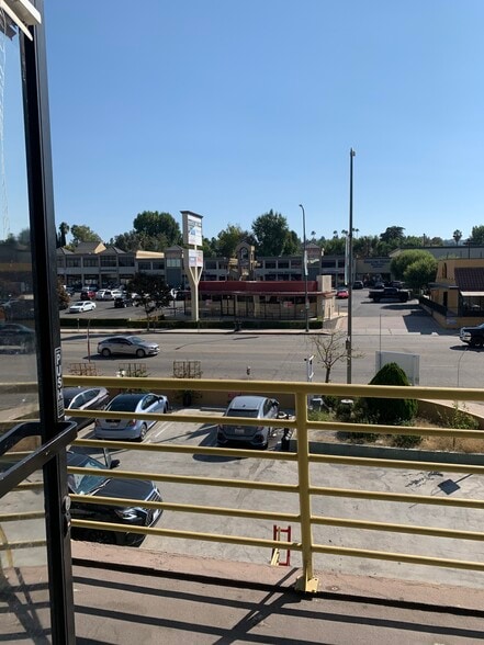 19737 Ventura Blvd, Woodland Hills, CA for lease - Building Photo - Image 2 of 7