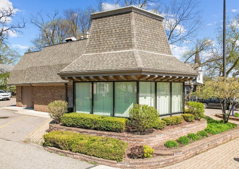 33604 Grand River Ave, Farmington, MI à vendre - Photo du bâtiment - Image 3 de 37