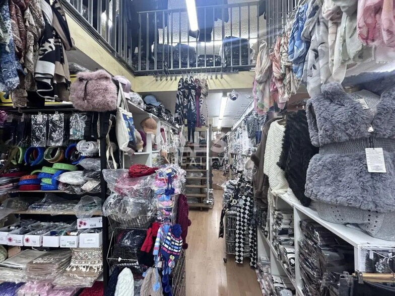 Retail in Lyon for lease - Interior Photo - Image 3 of 6