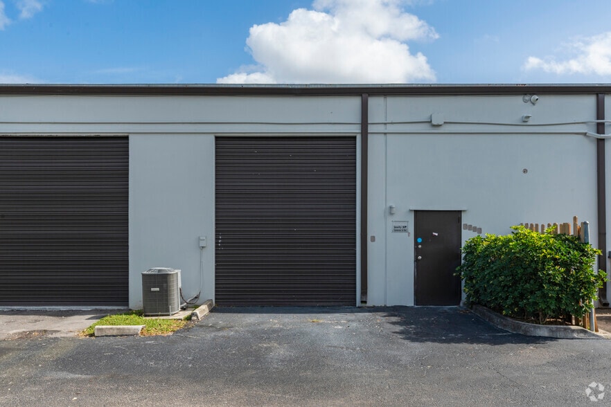 6555 N Powerline Rd, Fort Lauderdale, FL for lease - Building Photo - Image 2 of 9