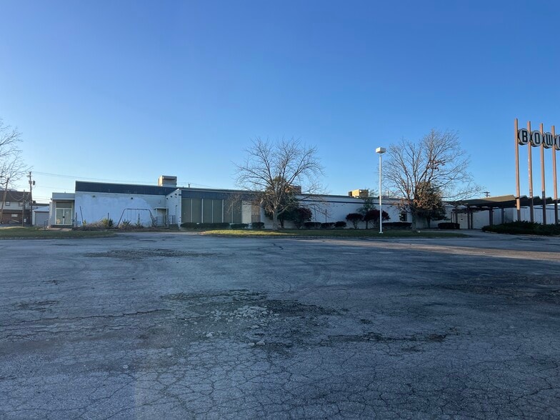 750 E New Circle Rd, Lexington, KY for lease - Building Photo - Image 2 of 4