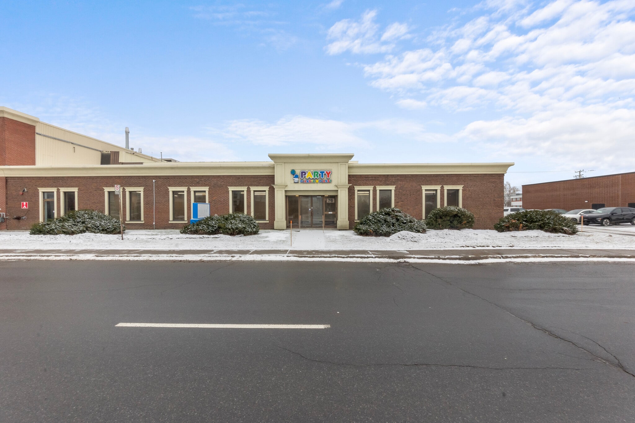 74-76 Boul Brunswick, Dollard-des-Ormeaux, QC for lease Primary Photo- Image 1 of 5