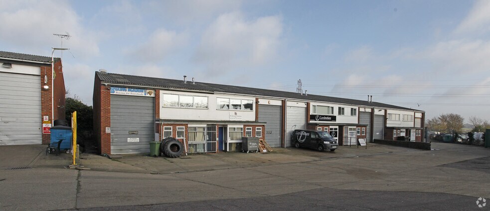 Grange Farm Rd, Colchester à louer - Photo du bâtiment - Image 2 de 10