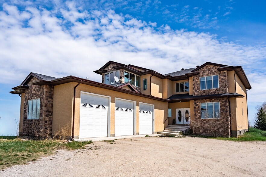 280135 Township Road 242, Chestermere, AB à vendre - Photo du bâtiment - Image 2 de 22