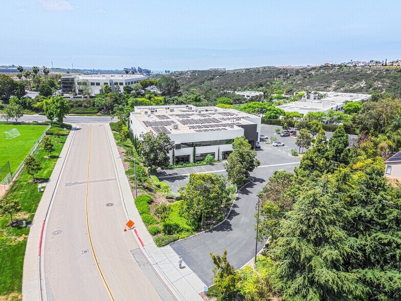 1630 Faraday Ave, Carlsbad, CA à louer - Photo du bâtiment - Image 3 de 8