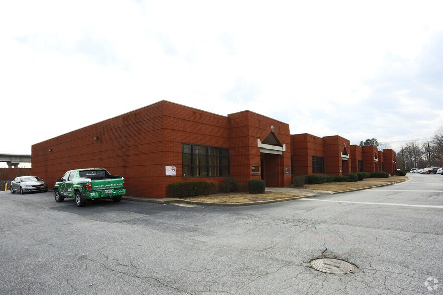 5575-5603 Peachtree Rd, Chamblee, GA à louer - Photo du bâtiment - Image 2 de 2