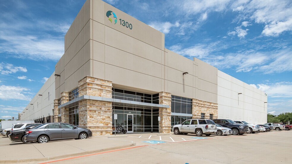 1300 N State Highway 360, Grand Prairie, TX à louer - Photo du bâtiment - Image 3 de 5