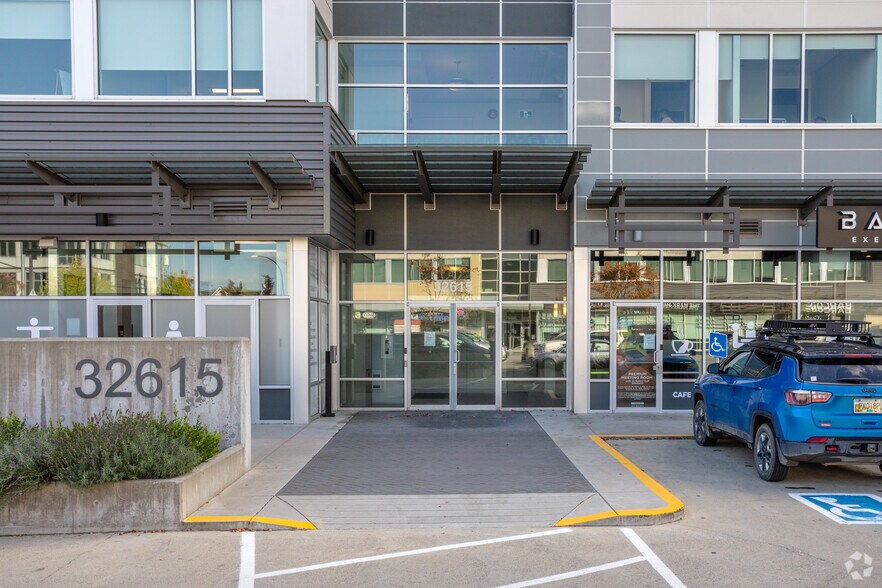 32615 S Fraser Way, Abbotsford, BC à vendre - Photo du bâtiment - Image 3 de 7