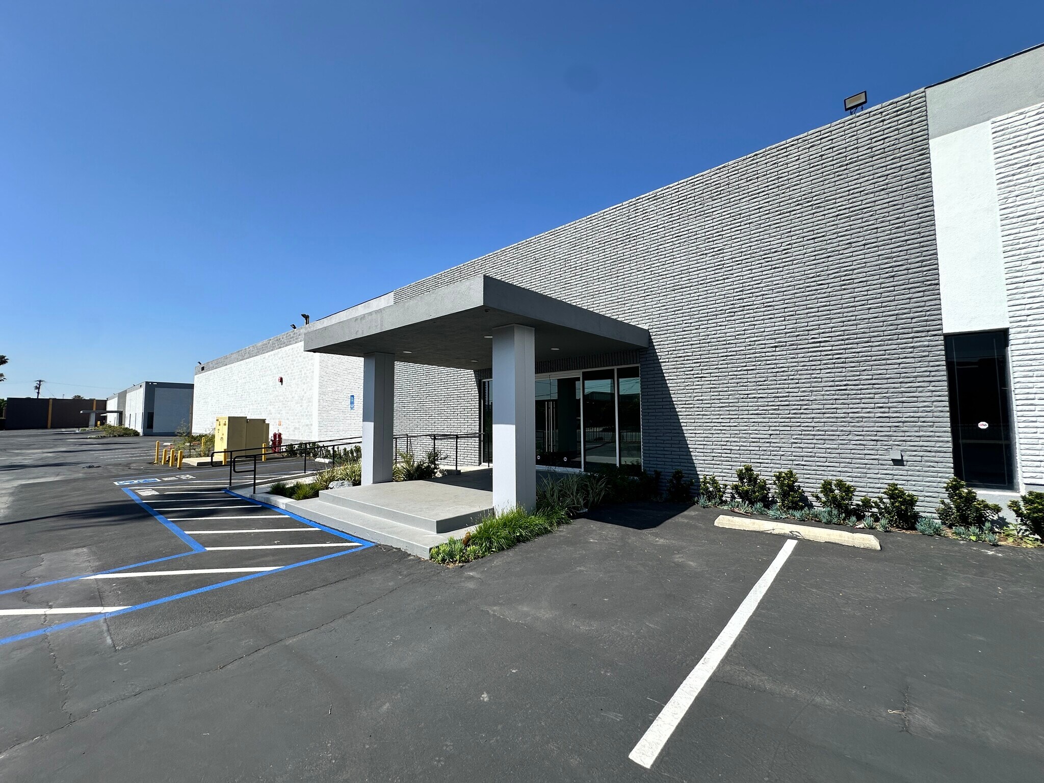 15711-15777 S Broadway, Gardena, CA à vendre Photo du bâtiment- Image 1 de 22