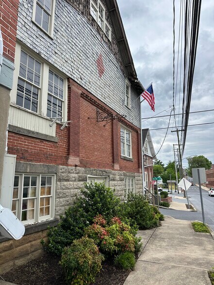 55 N Cedar St, Lititz, PA à louer - Photo du bâtiment - Image 3 de 12