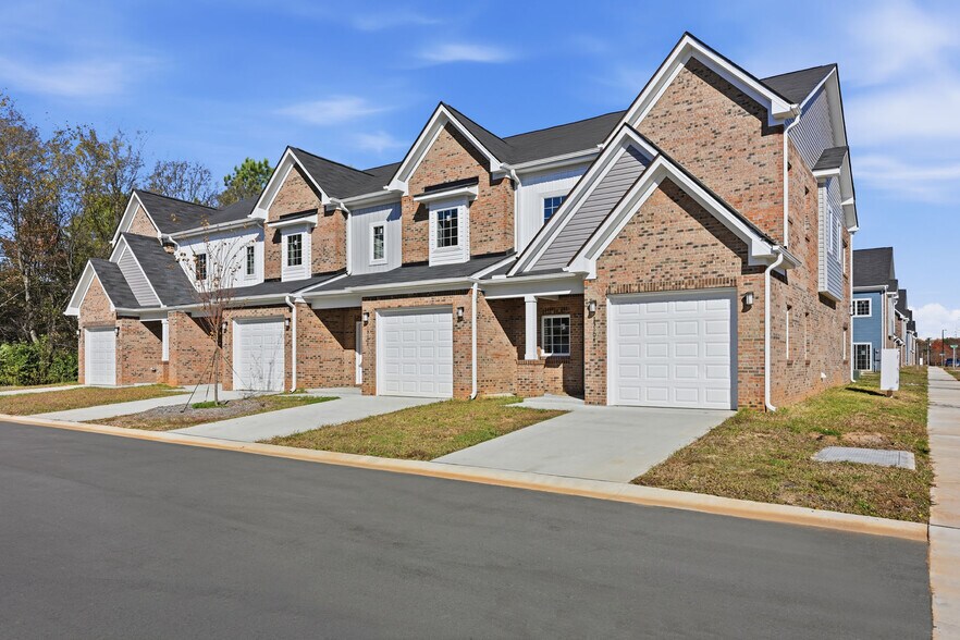 13701 Erwin Rd, Charlotte, NC à vendre - Photo du bâtiment - Image 2 de 30