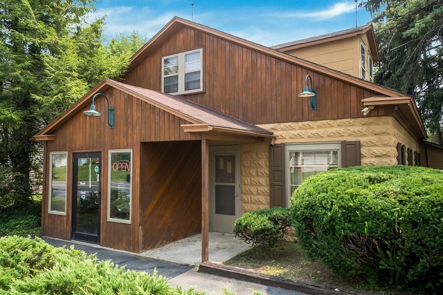 328 E Lawn Rd, Nazareth, PA for sale - Primary Photo - Image 1 of 5