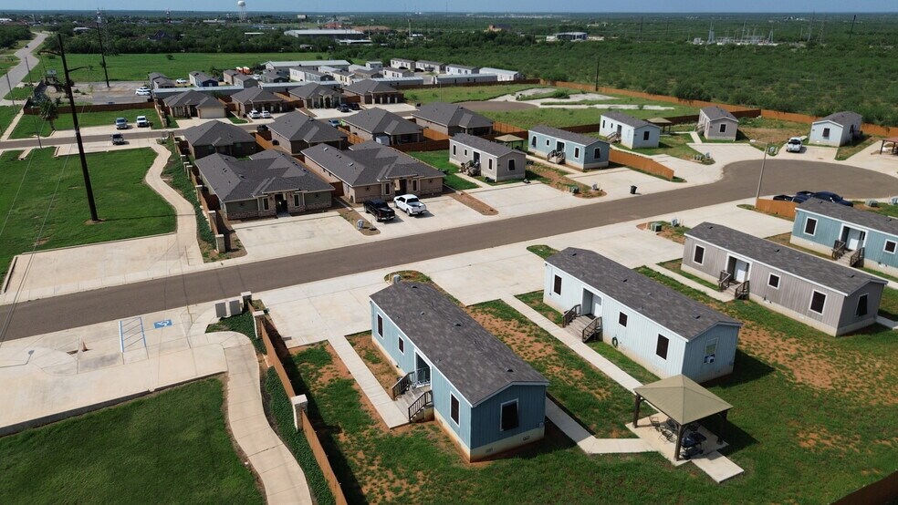 113 American Dr, Cotulla, TX à vendre - Photo du bâtiment - Image 3 de 24