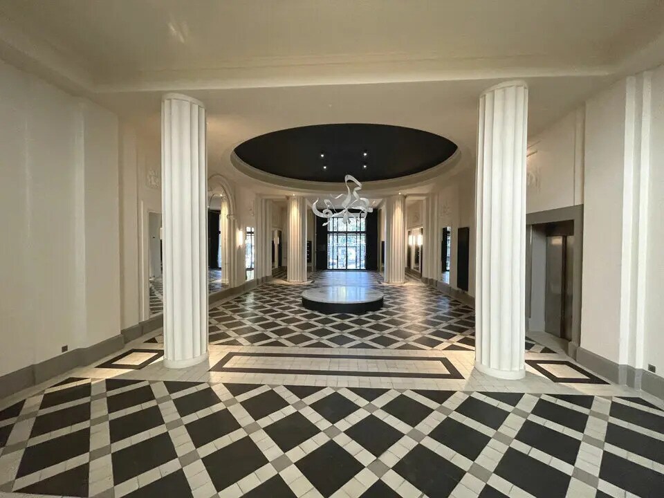 Office in Bordeaux for lease Lobby- Image 1 of 10