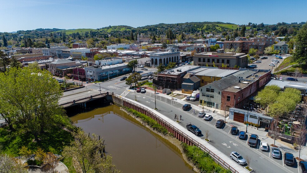 226-228 Petaluma Blvd N, Petaluma, CA à louer - Photo du bâtiment - Image 1 de 11