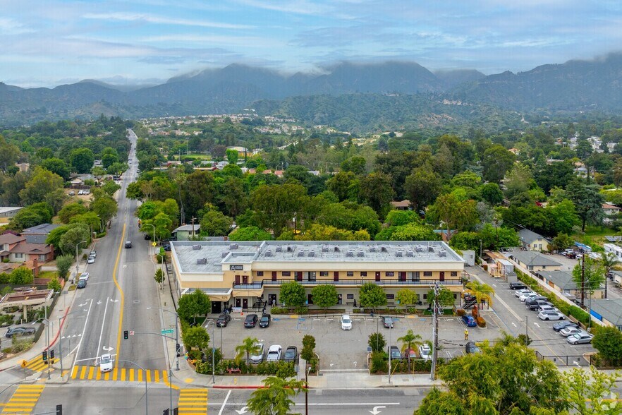 575 W Altadena Dr, Altadena, CA à louer - Photo du bâtiment - Image 2 de 9