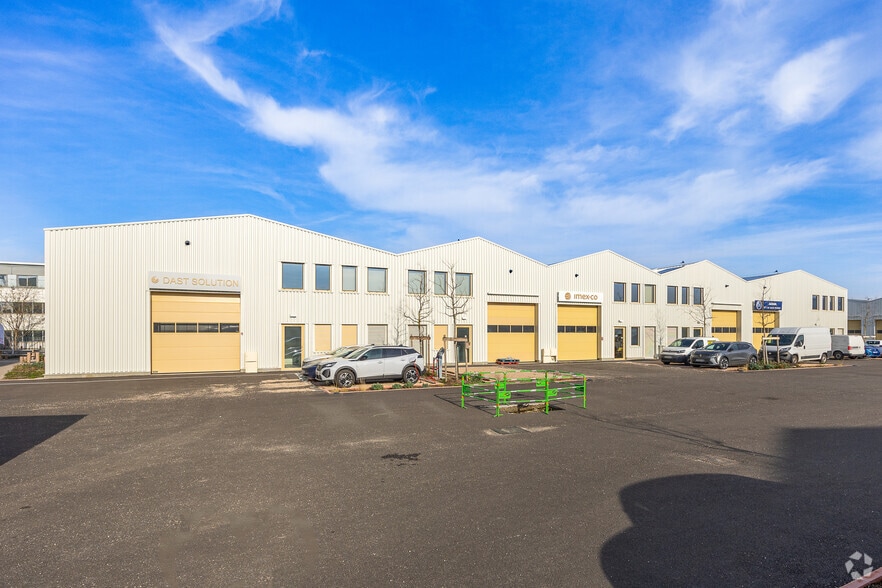 22 Rue Marius Grosso, Vaulx-en-Velin for lease - Building Photo - Image 2 of 7