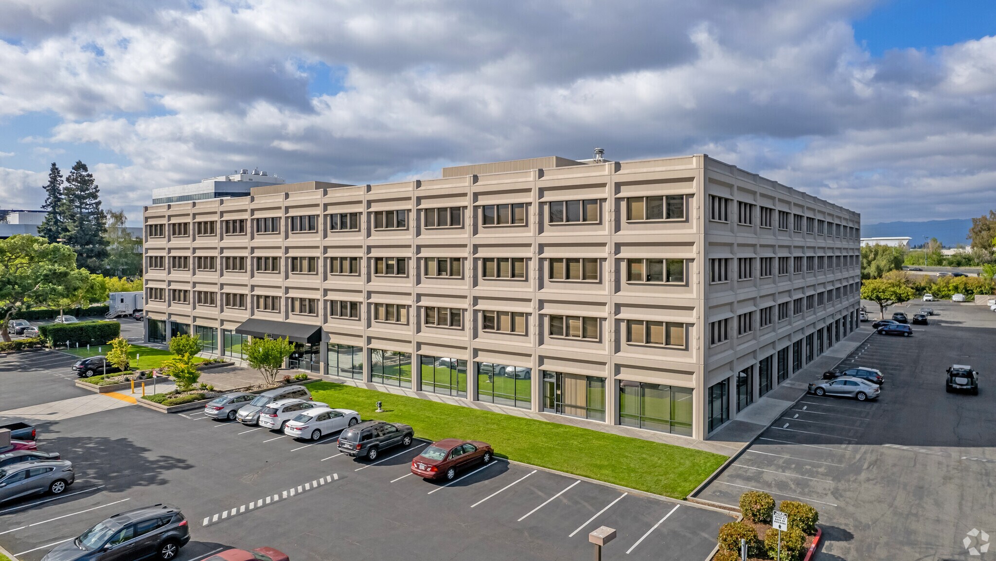 2025 Gateway Pl, San Jose, CA à louer Photo du bâtiment- Image 1 de 8