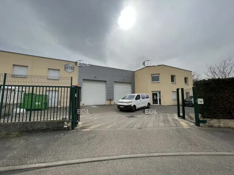 Industrial in Vénissieux for lease - Building Photo - Image 1 of 16