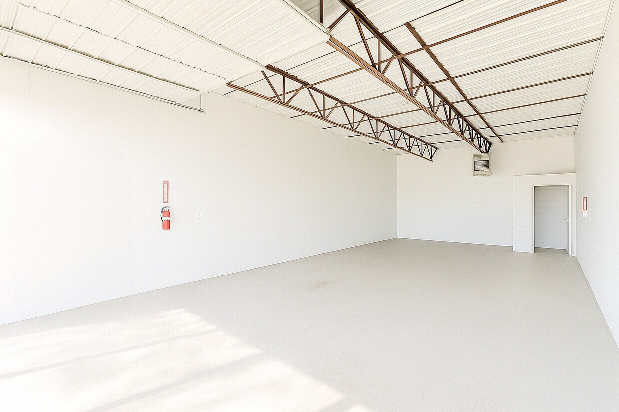 1105 Colorado Ln, Arlington, TX for lease Interior Photo- Image 1 of 2