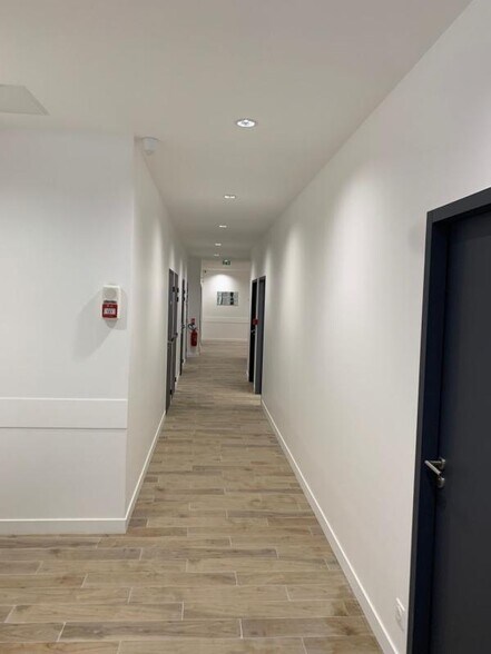 Office/Medical in Colombes for lease - Interior Photo - Image 2 of 7