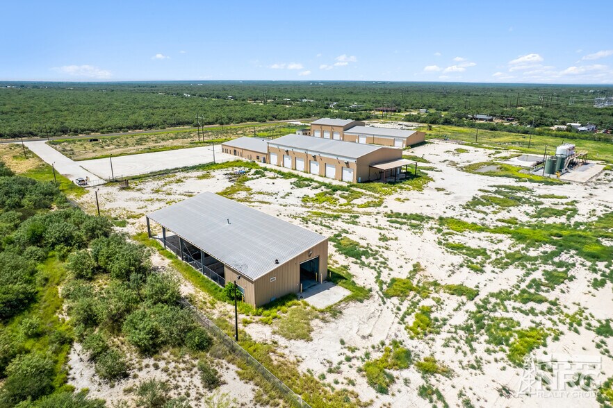 2459 FM 190, Asherton, TX à louer - Photo du bâtiment - Image 3 de 11