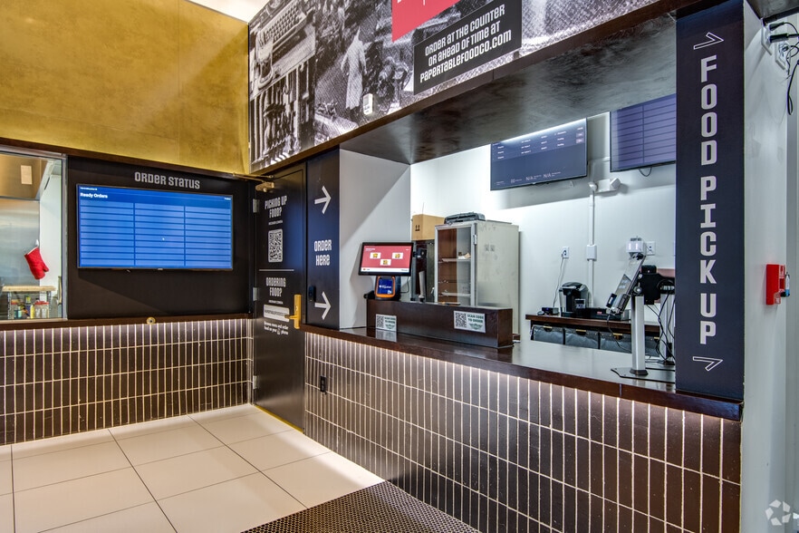 733-737 N Milwaukee St, Milwaukee, WI for lease - Lobby - Image 3 of 24