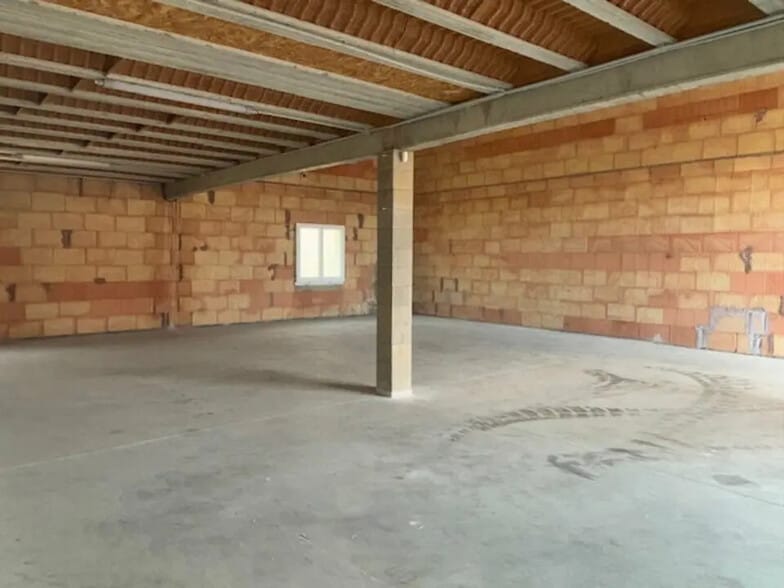 Flex in Bezouce for lease - Interior Photo - Image 3 of 11