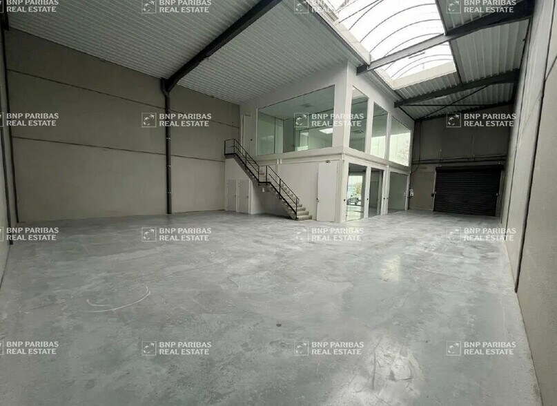 Flex dans Neuville-en-Ferrain à louer - Photo du bâtiment - Image 2 de 19