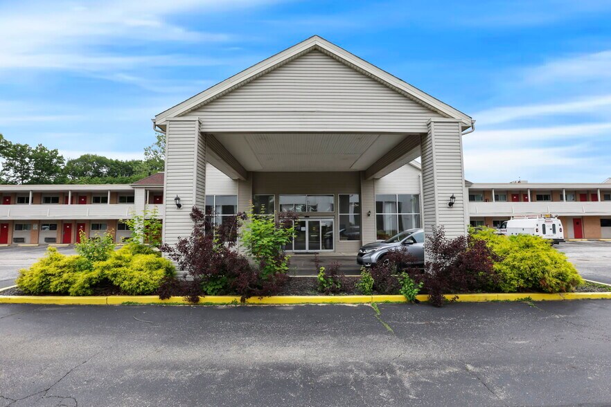 22115 Brookpark Rd, Cleveland, OH à vendre - Photo du bâtiment - Image 2 de 53