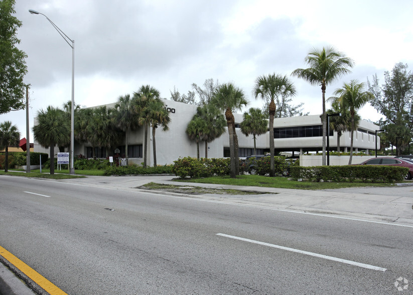 1400 NE Miami Gardens Dr, Miami, FL for lease - Building Photo - Image 3 of 32