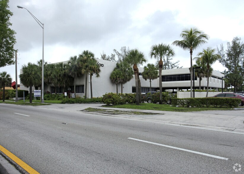 1400 NE Miami Gardens Dr, Miami, FL à louer - Photo du bâtiment - Image 3 de 32