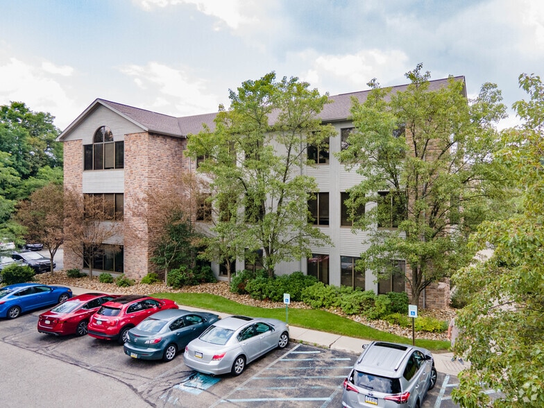 Medical Office Portfolio portfolio of 7 properties for sale on LoopNet.ca - Primary Photo - Image 2 of 7