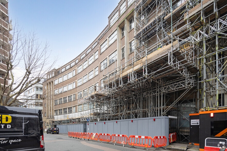 7-15 Gresse St, London for lease - Building Photo - Image 2 of 4