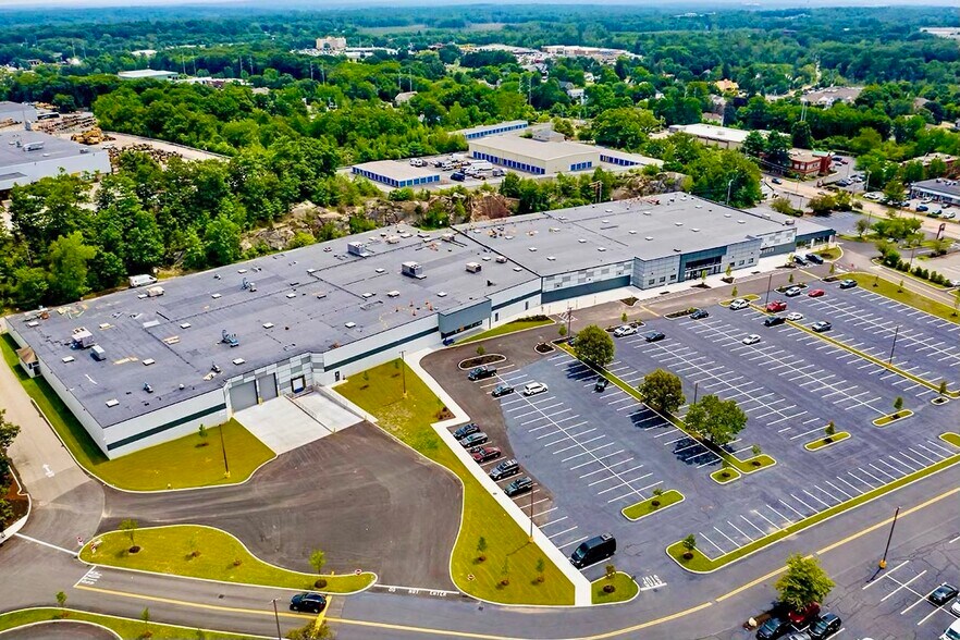 196 E Main St, Milford, MA à louer - Photo du bâtiment - Image 2 de 9