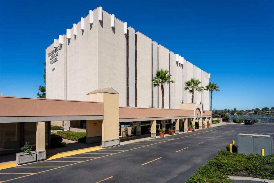 5565 Grossmont Center Dr, La Mesa, CA à louer - Photo du bâtiment - Image 2 de 7