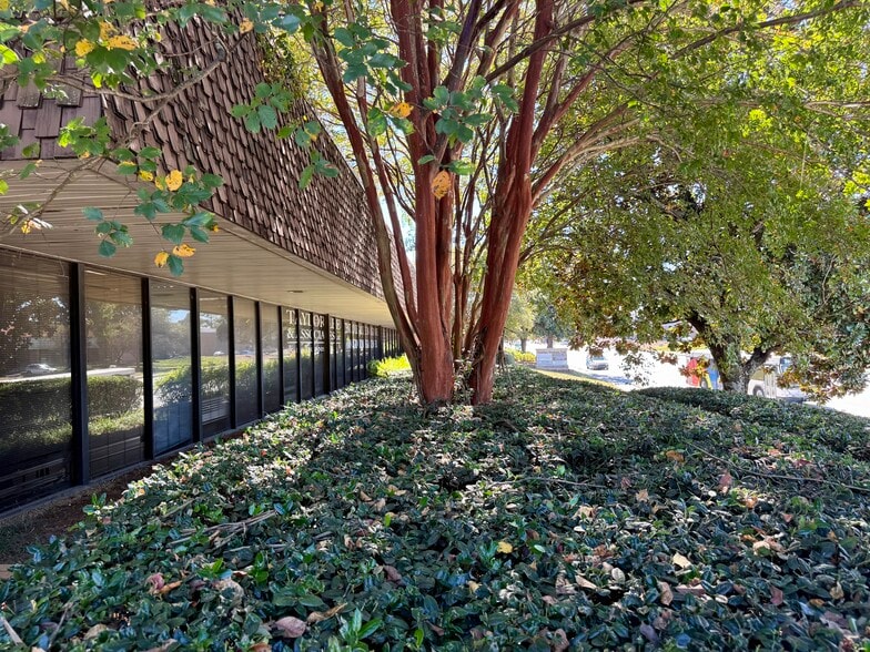 Value Add - Veridian Business Park portfolio of 5 properties for sale on LoopNet.ca - Building Photo - Image 2 of 23